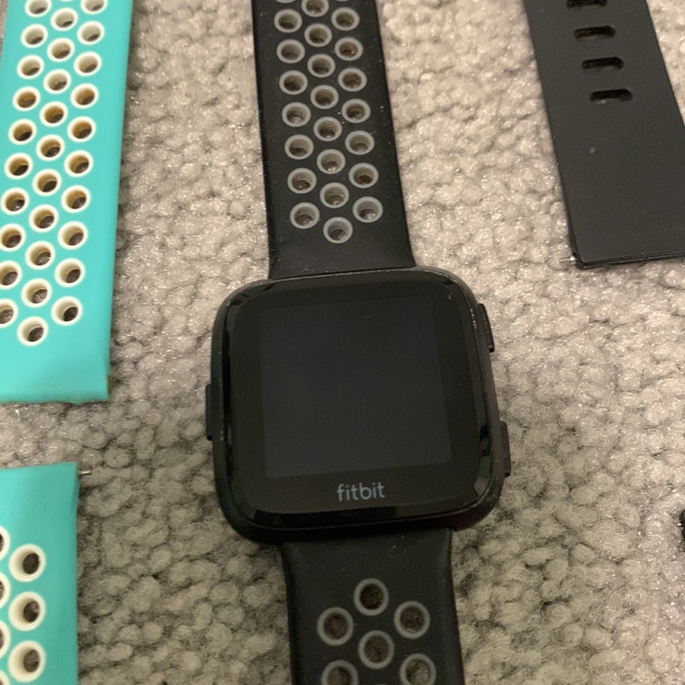 Fitbit Versa - Picture 2 of 3